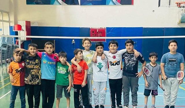 Şırnak’ta gençler tatilde badmintonla buluştu