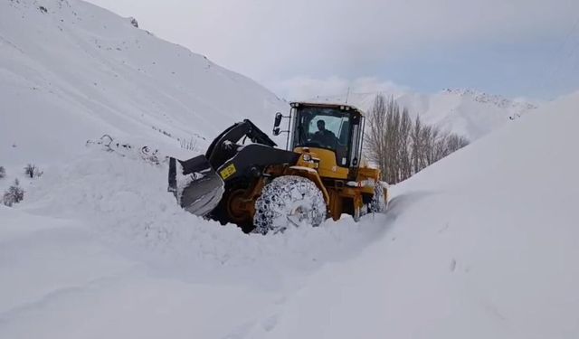 Hakkari-Şırnak kara yolunda çığ sonrası yol tek şeritli ulaşıma açıldı