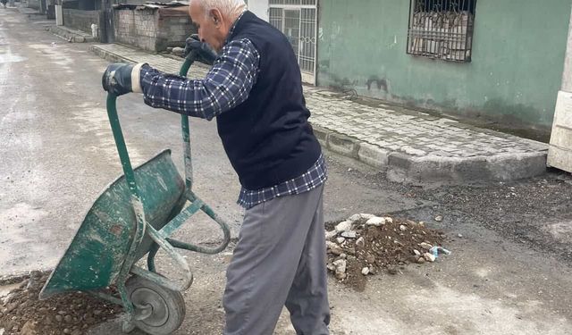 Mahalleli el arabasıyla sokağa indi
