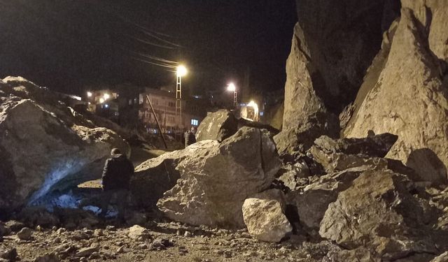 Dev kayalar mahalle yoluna düştü