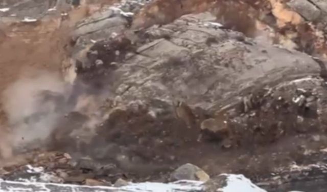 Hakkari  kara yoluna kaya düşmeleri sürüyor