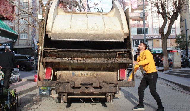 Burada Kürtçe, Arapça ve Türkçe Şarkılarla Çöp Toplanıyor