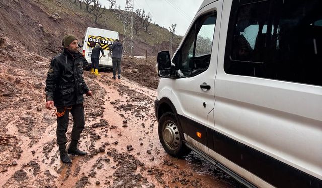 Çamura saplanan okul taşıtı köylülerce kurtarıldı