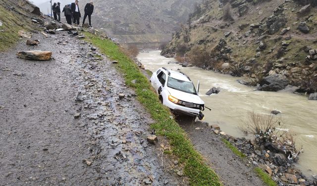 Şırnak'ta otomobil uçuruma yuvarlandı, 2 yaralı