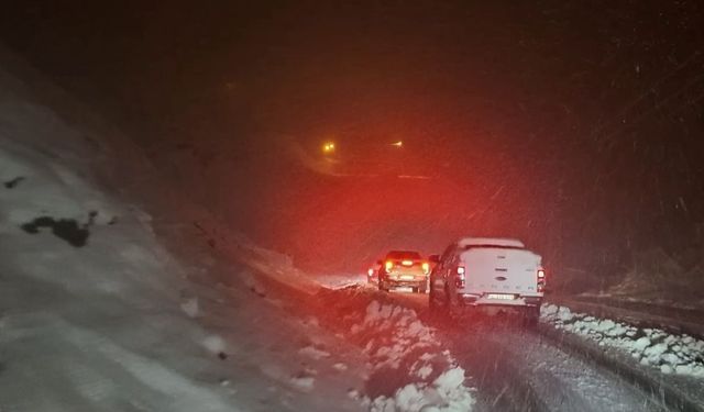 Kar Siirt yolunu kapattı, araçlar mahsur kaldı