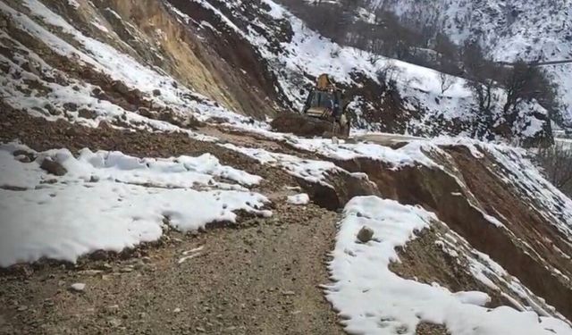 Heyelan sonucu kapanan yol ulaşıma açıldı