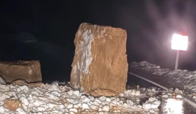 Dev Kayalar Şırnak Yolunu kapattı, Ulaşım Durdu