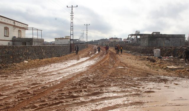 İdil’de  yağmur Yağdı, çamur eğitimi aksattı