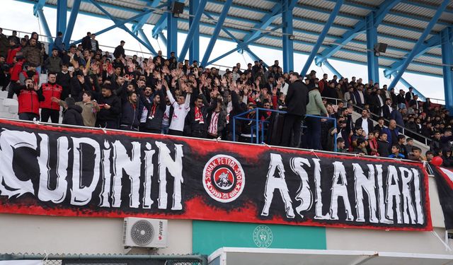 Şırnak tribünlerinden Sazak’a sevgi seli