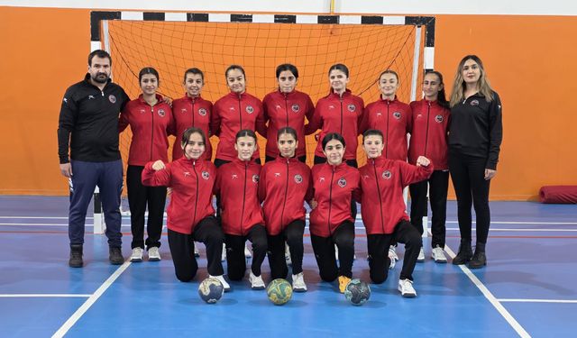 İdil yıldız kızlar hentbolda bölge şampiyonu oldu