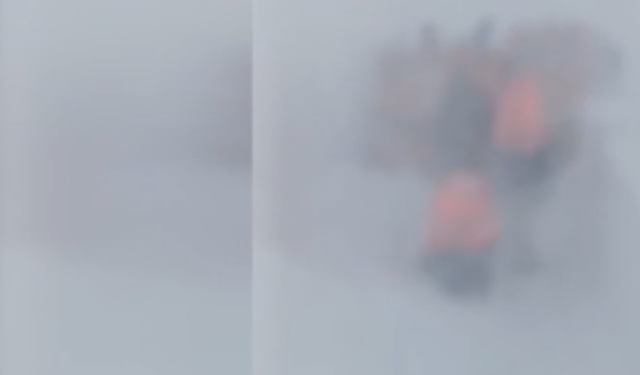 Karayolları ekibinin üzerine çığ düştü