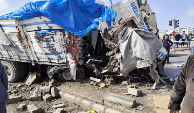 Freni Patlayan Kamyon Trafiğe Daldı,1 Ölü, 3 Yaralı