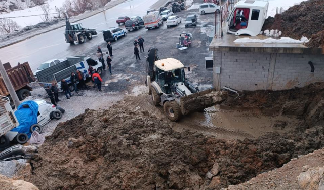 Sanayi sitesindeki dükkanlar toprak yığını altında kaldı