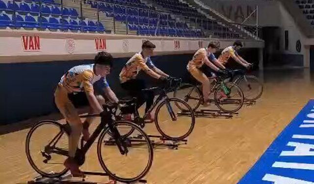 Gençler kışın ortasında bisikletle antrenman yapıyor