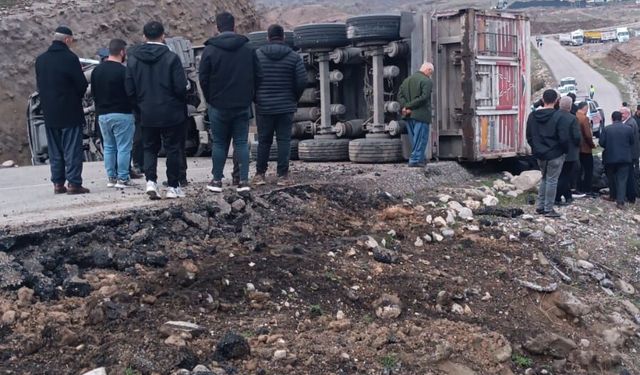 Silopi Yolunda Tır Devrildi, Yol Trafiğe Kapandı!