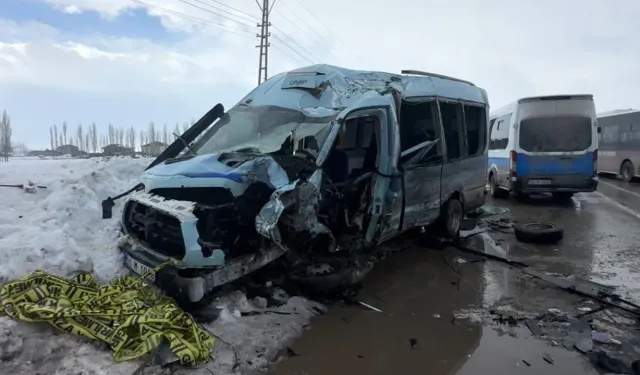 Yüksekova’da Otobüs ile Minibüs Çarpıştı,18 yaralı