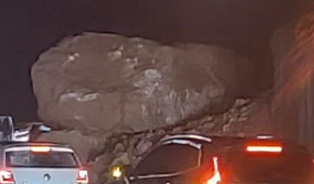 Cizre-Şırnak Yoluna  Kaya Düştü