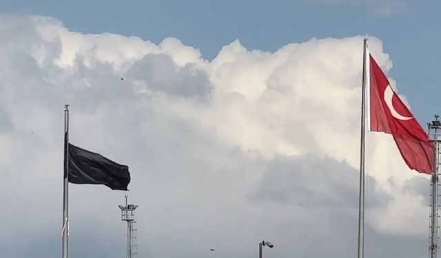 Sınır Kapısında Dikkat Çeken Görüntü Dev Siyah Bayrak