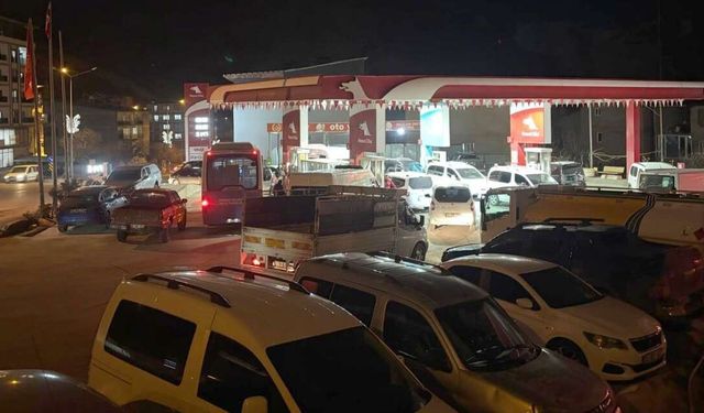 Gece Yarısı Öncesi Yoğunluk, İstasyonlarda Araç Kuyruğu