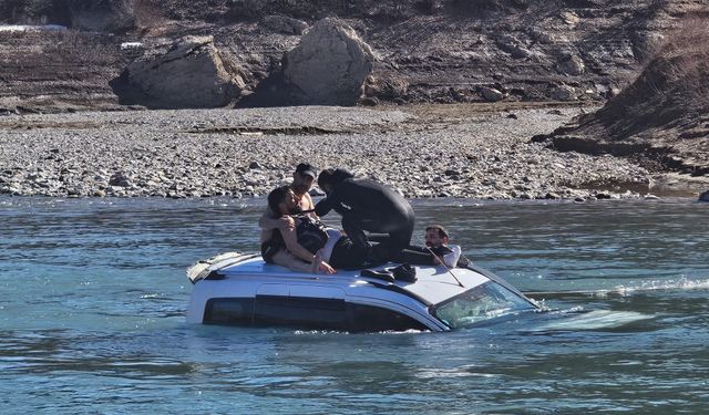 Araç baraj gölüne uçtu,1 yaralı