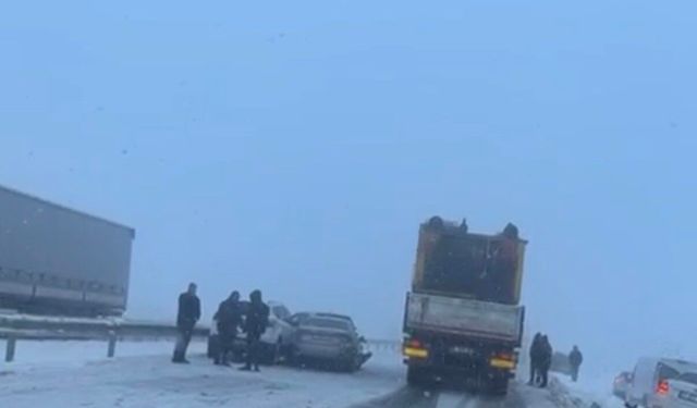 Kayganlaşan yolda 10 araçlı zincirleme kaza