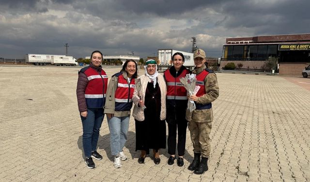 Kadın sürücülere karanfille KADES anlatıldı
