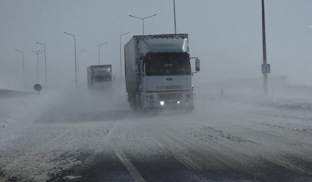 Hakkari Yolunu Kullananlar Dikkat! Bölgede Tipi Etkili