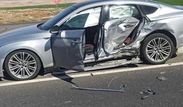 Otomobiller çarpıştı 3 kişi yaralandı