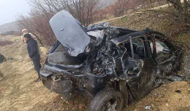 Devrilen otomobilde 2'si çocuk 5 kişi yaralandı