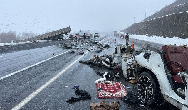 Tır ile otomobil çarpıştı, 2 ölü, 5 yaralı