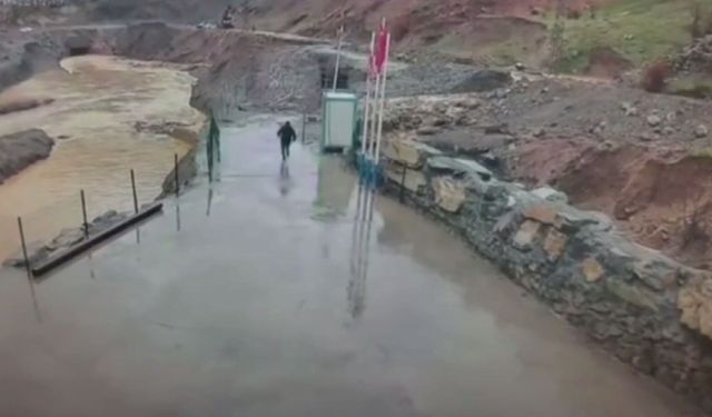 Taşdelen’de Sel, Güvenlik Görevlisi Kurtuldu, Köpek Direndi