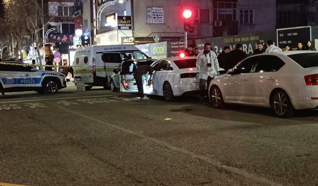 Kar maskeli şahıslar yolda yürüyen genci kurşunladı, 1 ölü