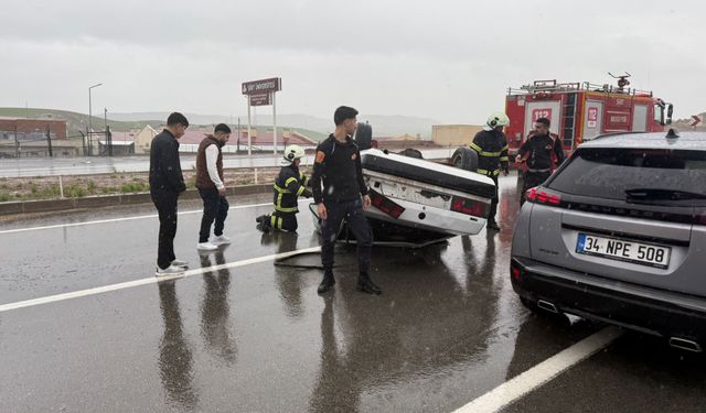 İki otomobil çarpıştı: 2 yaralı