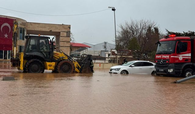 Bölgede Sel Felaketi: 9 Kişilik Aile Araçta Kaldı