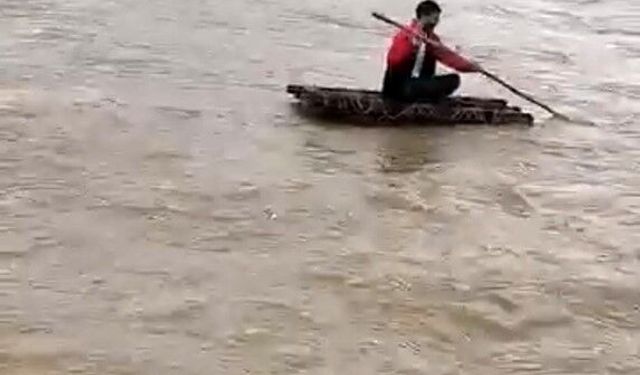 Yağan yağmurlardan taşan derede sal keyfi