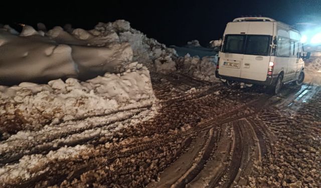 Siirt Yolunda Ulaşım Kar ve Heyelan Nedeniyle Durdu