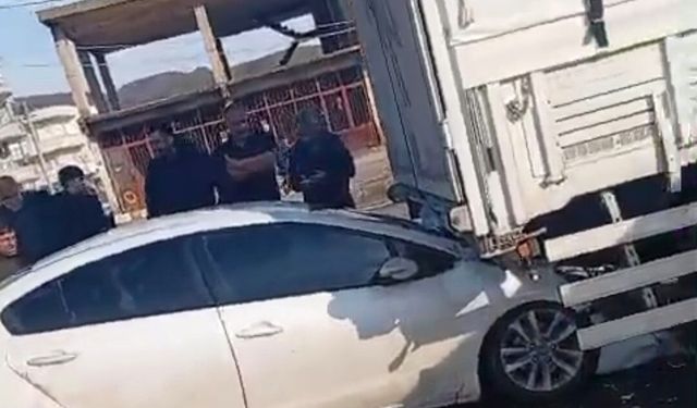Kırmızı ışıkta bekleyen otomobil tıra çarptı: 1 yaralı