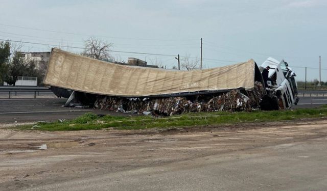 İpekyolunda karton yüklü tır devrildi: 1 yaralı