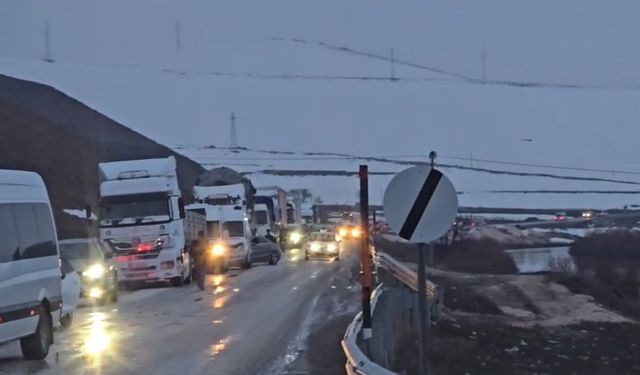 Heyelan Yolu Yuttu, Hakkari’nin Ulaşımı Kesildi