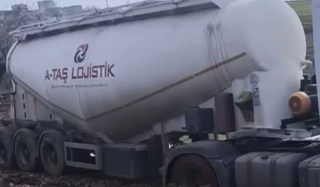 TPAO'ya ait tır çamura saplandı, köylüler seferber oldu