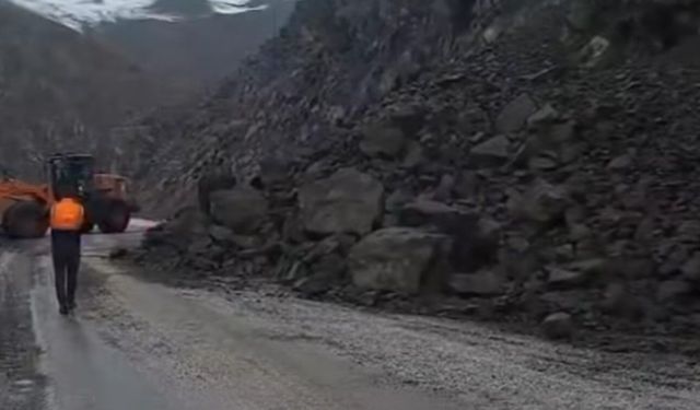 Hakkari yolu heyelan nedeniyle gece trafiğe kapatılacak