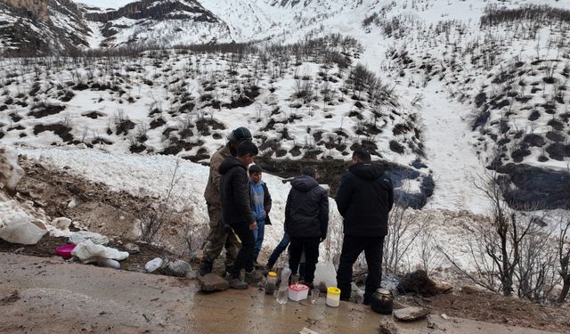 Şırnaklı çocuklar 3 km yürüyerek işçilere yemek götürüyor
