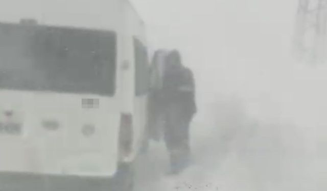 Hakkari yolunda tipi vatandaşlar yolda mahsur kaldı