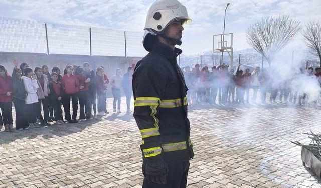 Şırnak Belediyesi İtfaiyesi'nden öğrencilere yangın eğitimi