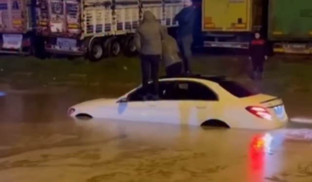 Cizre’de sağanak sonrası birçok araç yolda mahsur kaldı