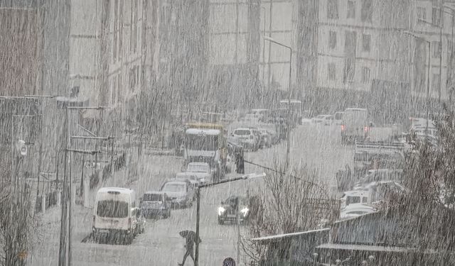 Nisan Öncesi Kış Geri Döndü! Şırnak’ta Dolu Yolları Kapattı