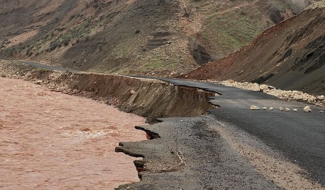 Yoğun Yağış Şırnak’ta Yolu Çöktürdü, Ekipler Harekete Geçti