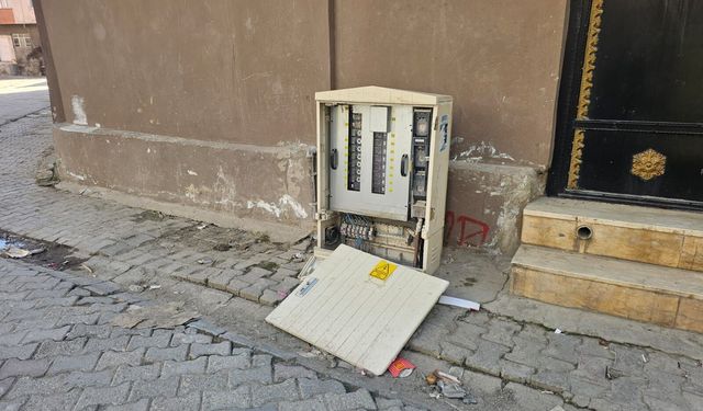 Cizre Sokaklarında Açıkta Kalan Panolar Tehlike Saçıyor