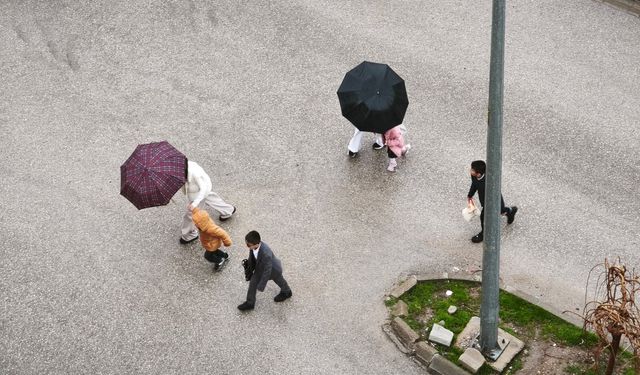 Şırnak’ta Bayram! Şemsiyeli Minikler Sokakları Doldurdu
