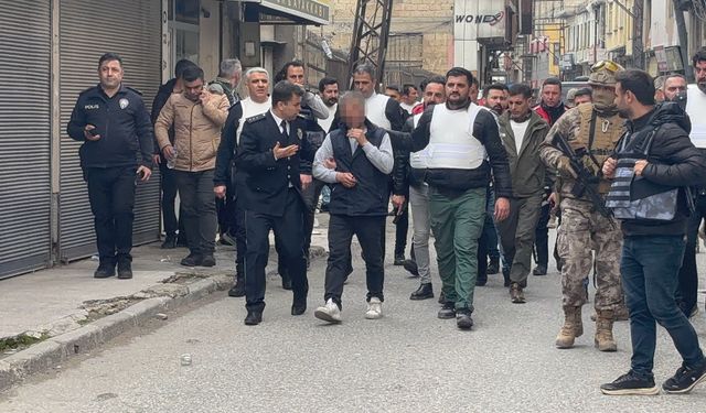 Sevgilisini topuğundan yaraladı,5 kişiyi rehin aldı